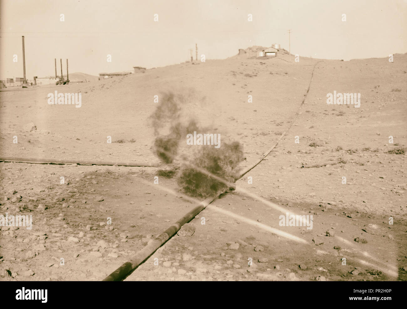 L'Iraq, des champs de pétrole, Pipe Line en feu. 1932, l'Iraq Banque D'Images