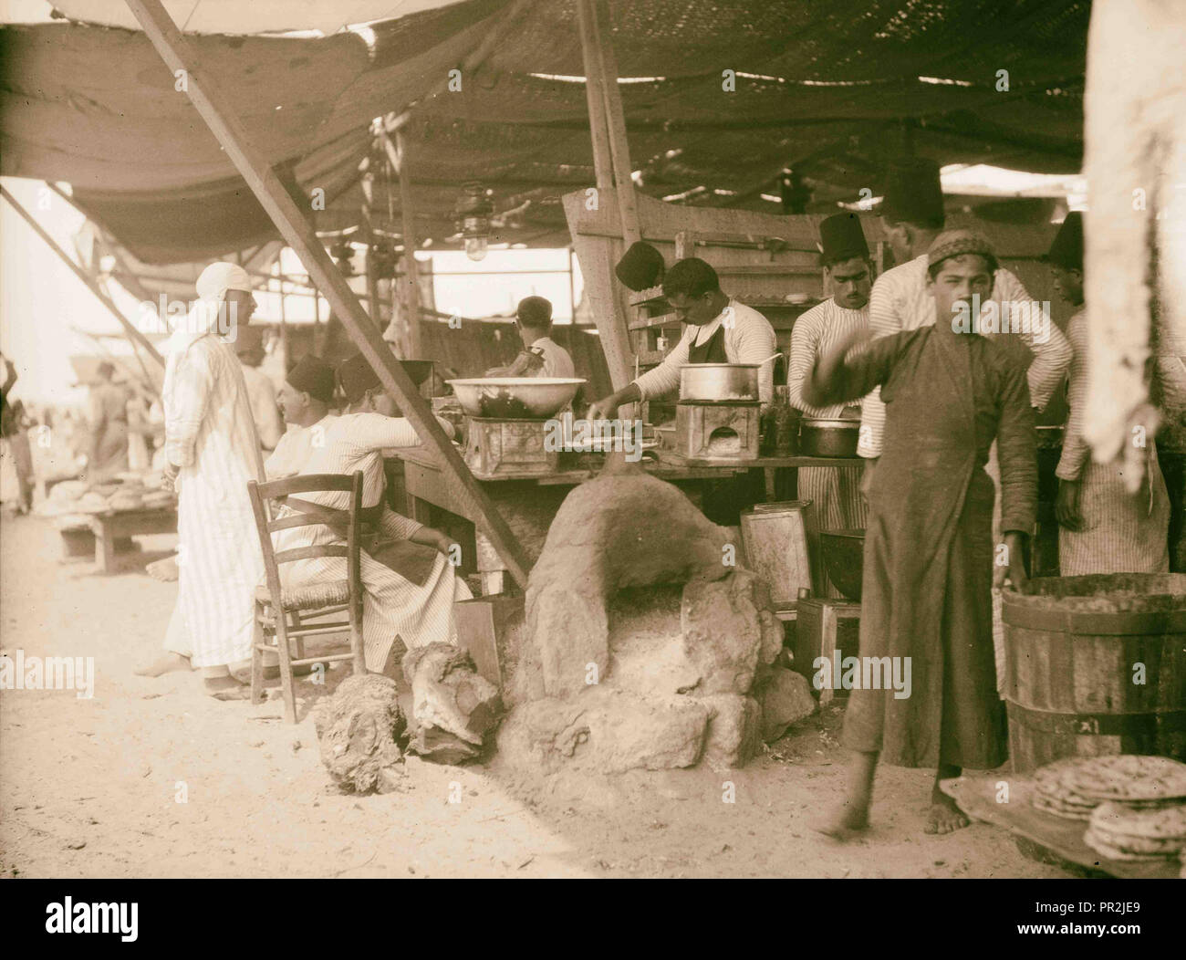 Le sud de la Palestine. Hsix Rubin (Le Prophète Ruben). Un Nebi Rubin restaurant. La préparation et la vente des aliments cuits. 1920, Israël Banque D'Images