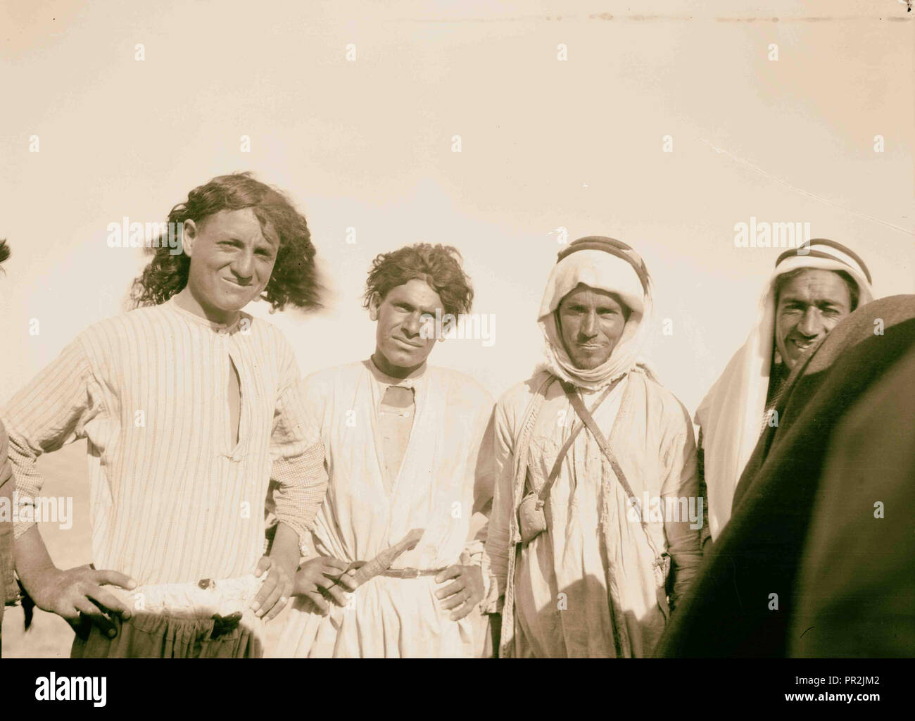 Vie bédouine en Transjordanie. Types d'Arabe Transjordanie. Les constructeurs de routes. 1920, Jordanie Banque D'Images