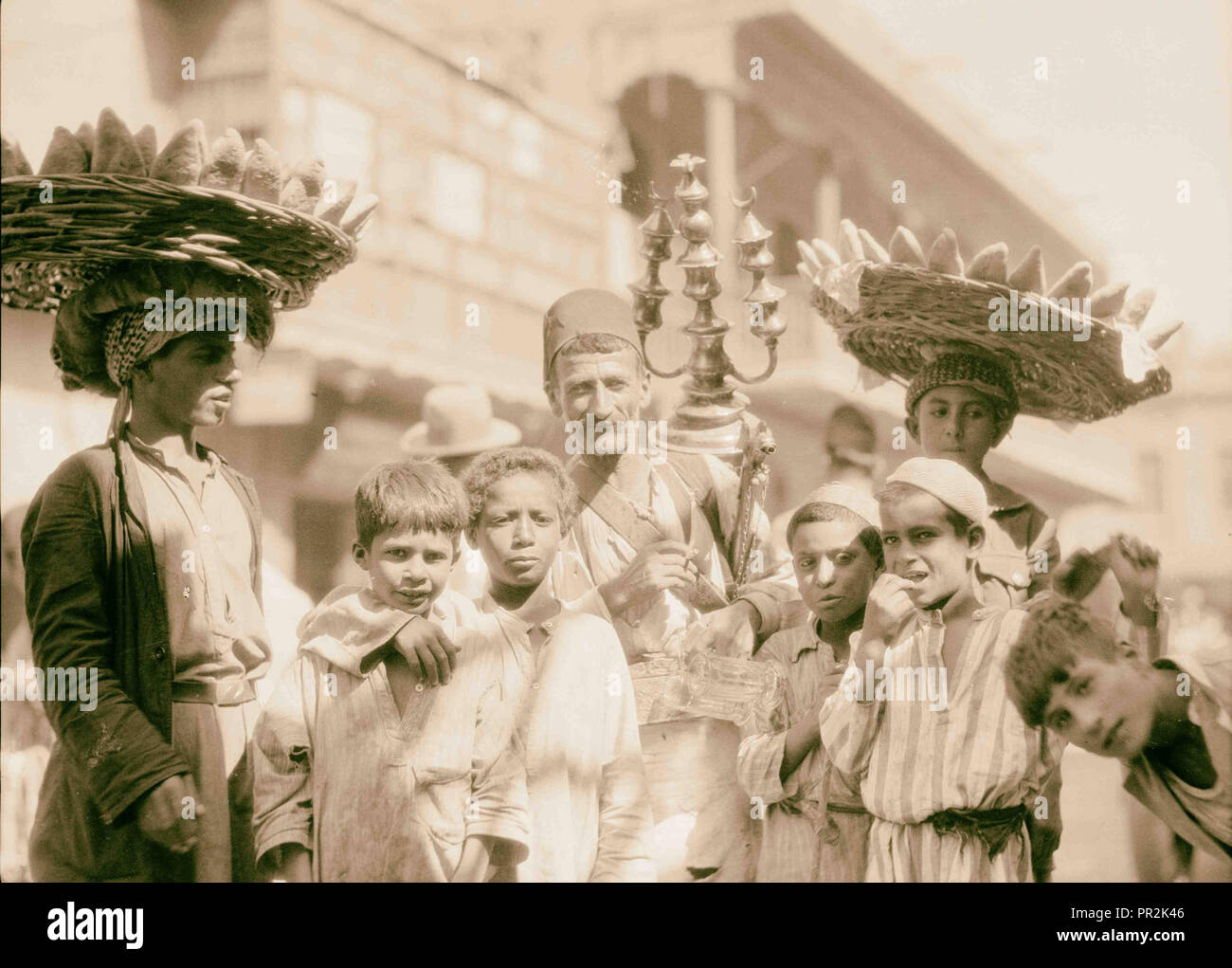 L'Iraq. (Mésopotamie). Bagdad. Vues, scènes de rue, et les types. Les vendeurs de pain et de la limonade. 1932, l'Iraq, Bagdad Banque D'Images
