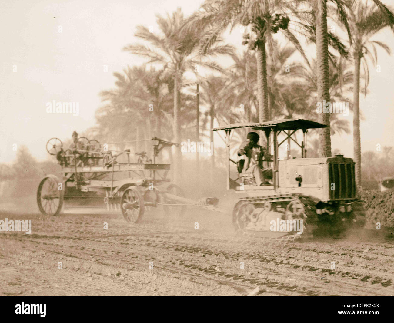 L'Iraq. (Mésopotamie). Bagdad. La construction de routes modernes machines. Au travail sur l'élargissement de la ville streeets. 1932, l'Iraq, Bagdad Banque D'Images