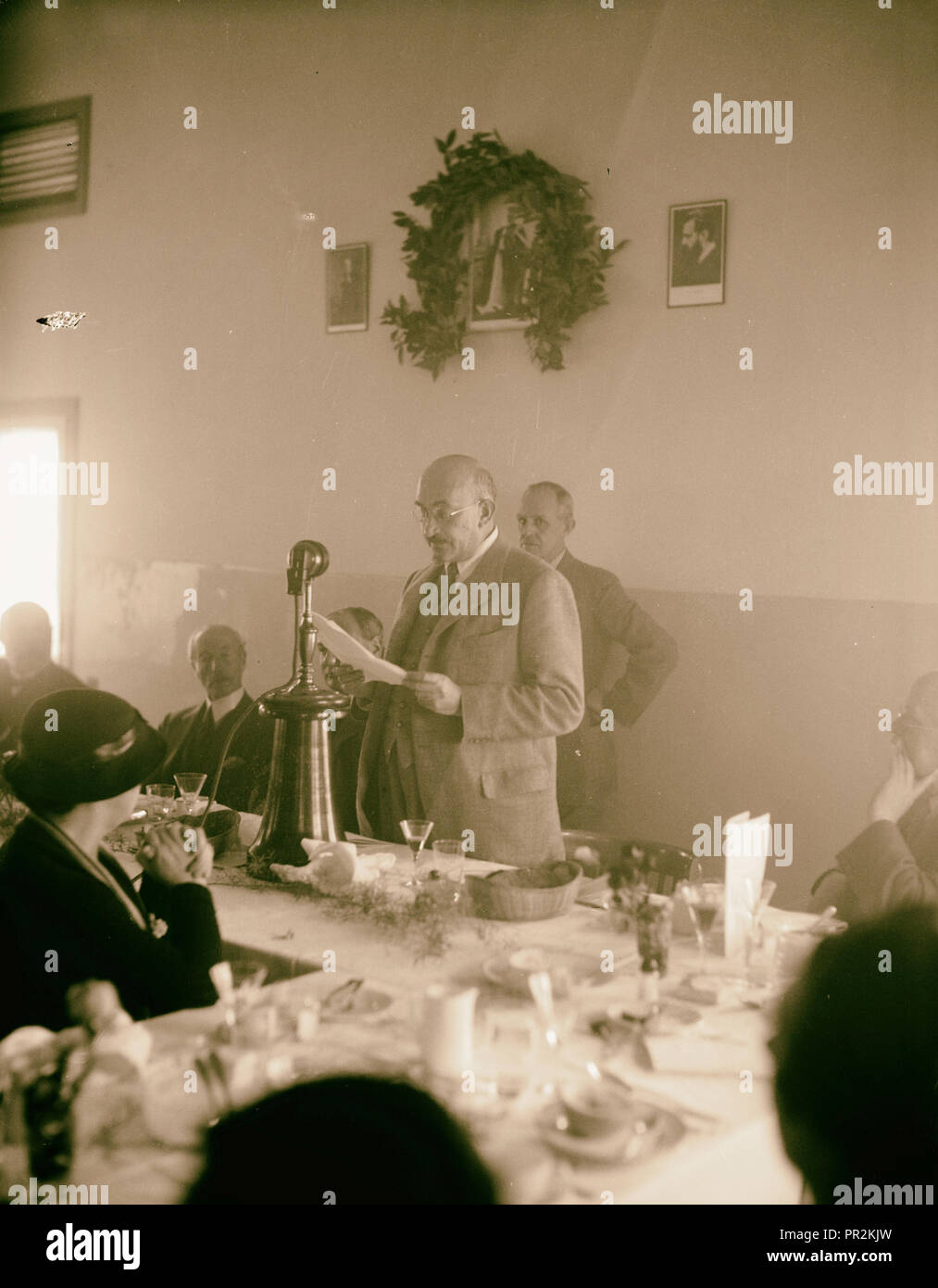 Le roi George V Forêt Jubilé Inauguration à Nahalal. Le Dr Charles Weitzman [c.-à-d., le microphone avant] Weizmann au dîner Banque D'Images