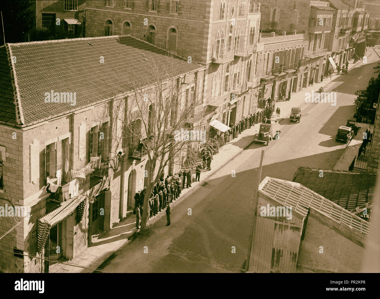 Les Arabes alignés par la police pour vérifier sur la carte d'identité, le 21 janvier 1939, Israël Banque D'Images