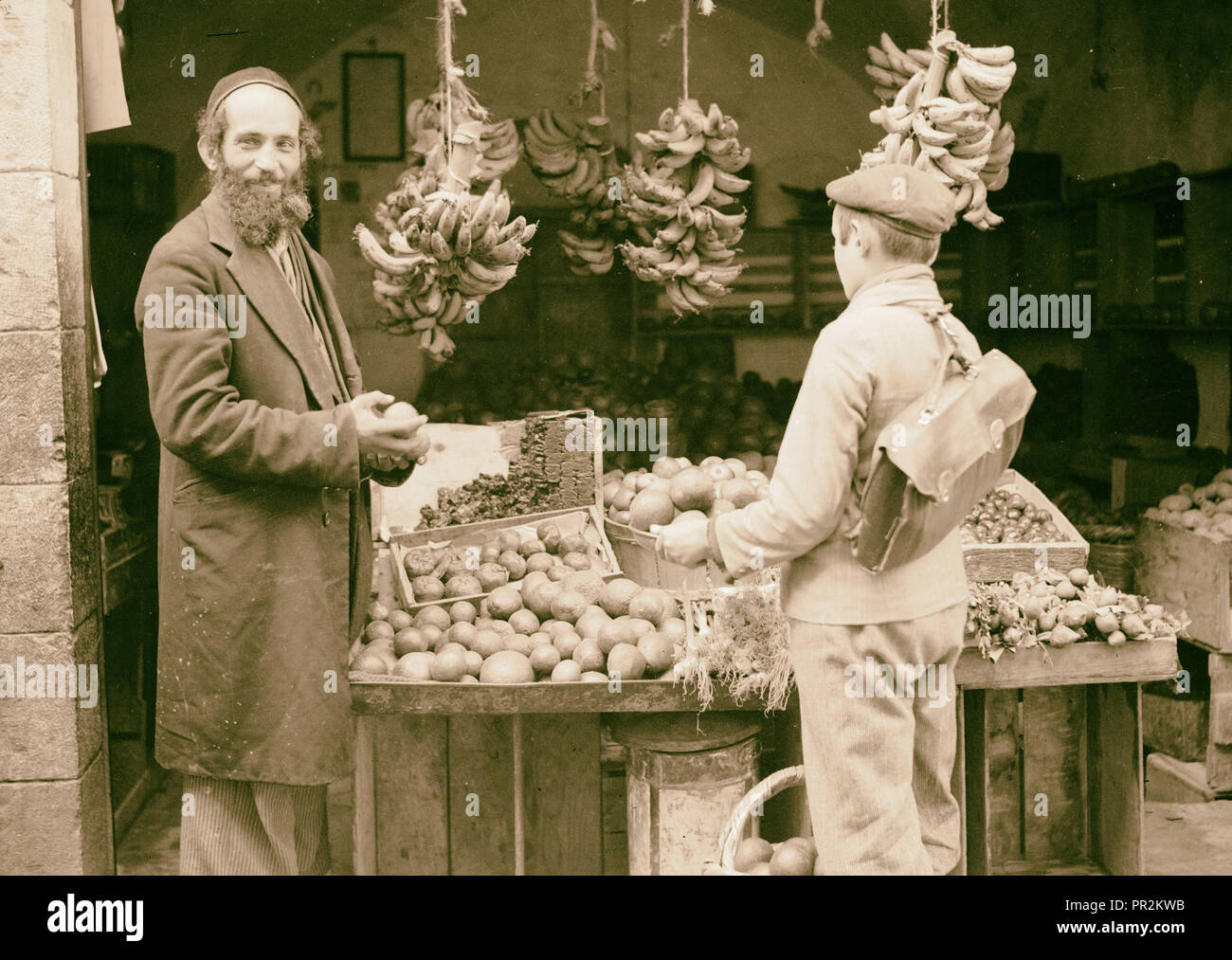 Magasin de fruits et légumes à Mea Shearim Yéménite,. 1934, Jérusalem Banque D'Images