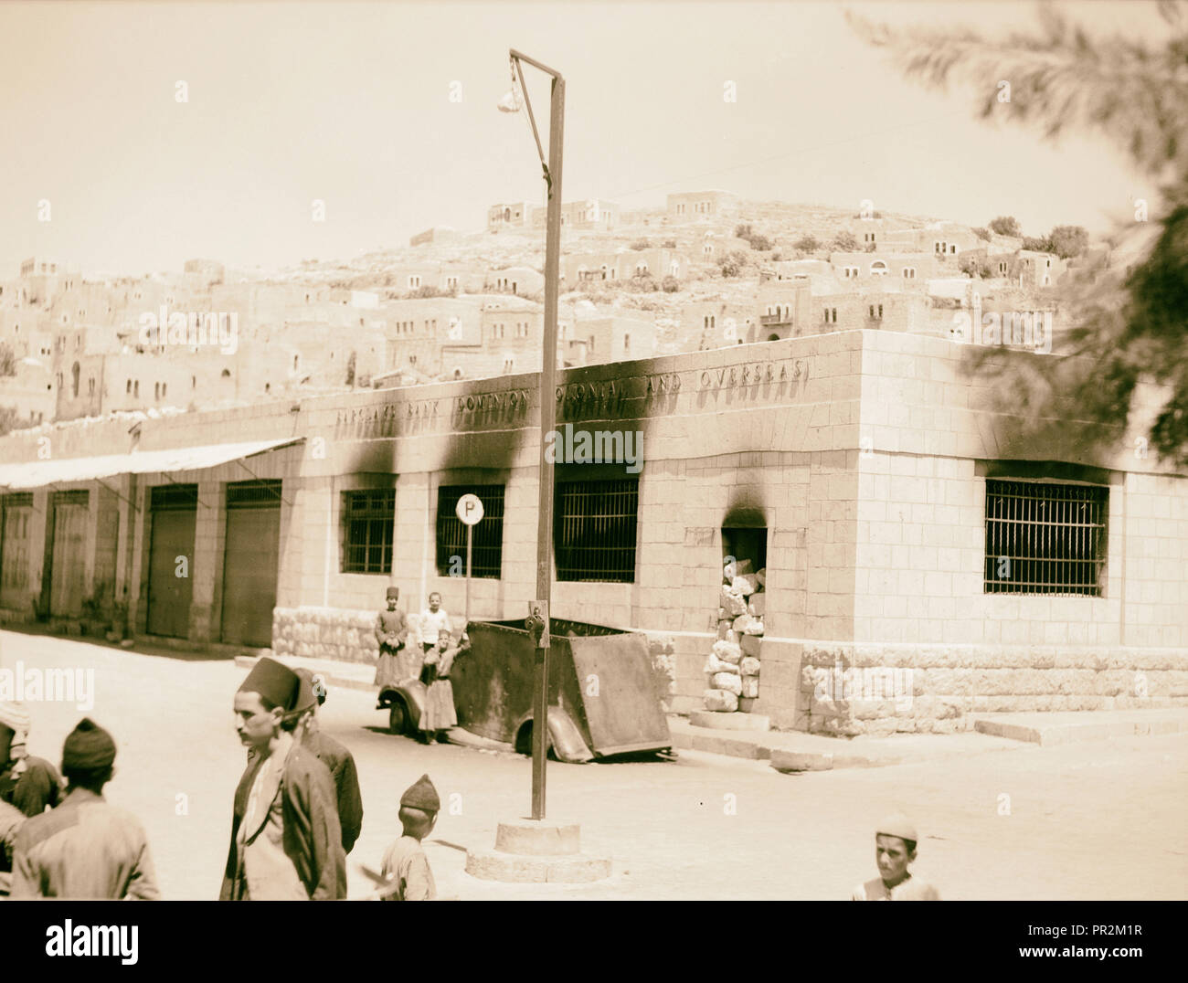Bureau de poste et banque d'Hébron brûlé par les rebelles arabes, 19/08/38, en Cisjordanie Banque D'Images
