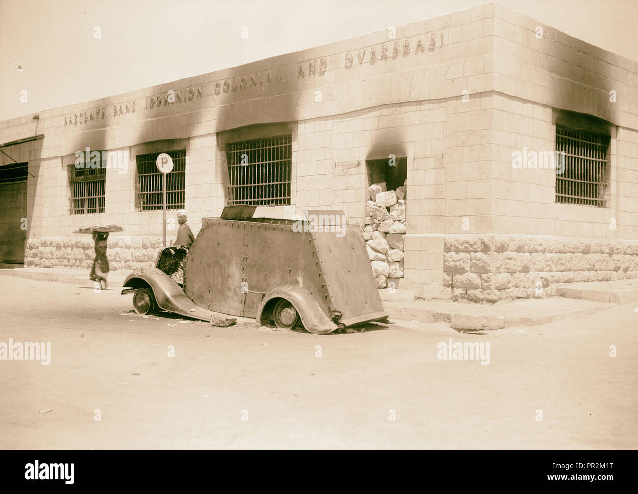 Bureau de poste et banque d'Hébron brûlé par les rebelles arabes, 19/08/38, en Cisjordanie Banque D'Images