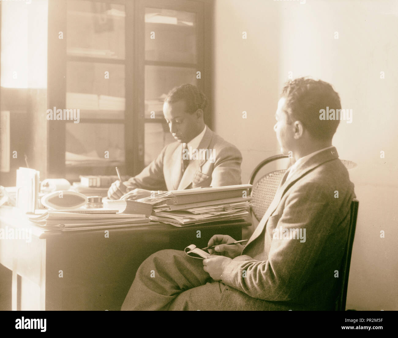 Jacob Simon à Lydda et interviewer Eth. [C.-à-d., éthiopien] consul. 1934, Israël, Lod Banque D'Images