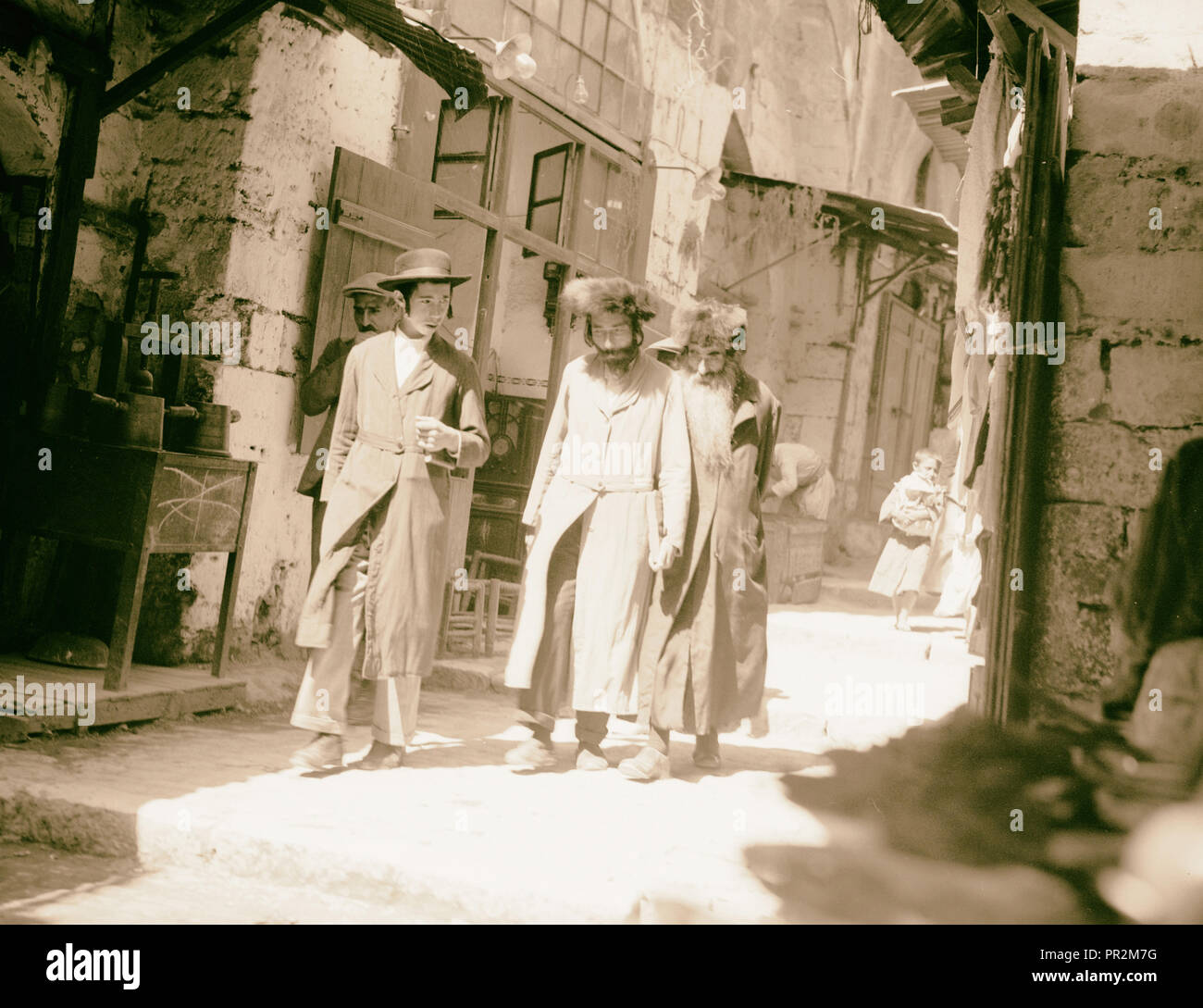 Types juifs sur rue. 1934, au Moyen-Orient, Israël et/ou Palestine Banque D'Images