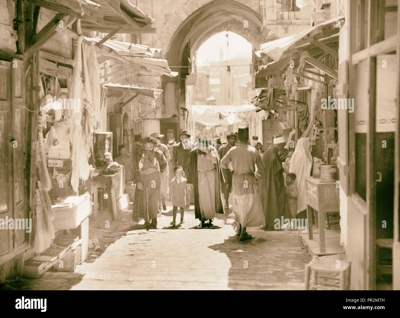 Types juifs sur rue. 1934, au Moyen-Orient, Israël et/ou Palestine Banque D'Images