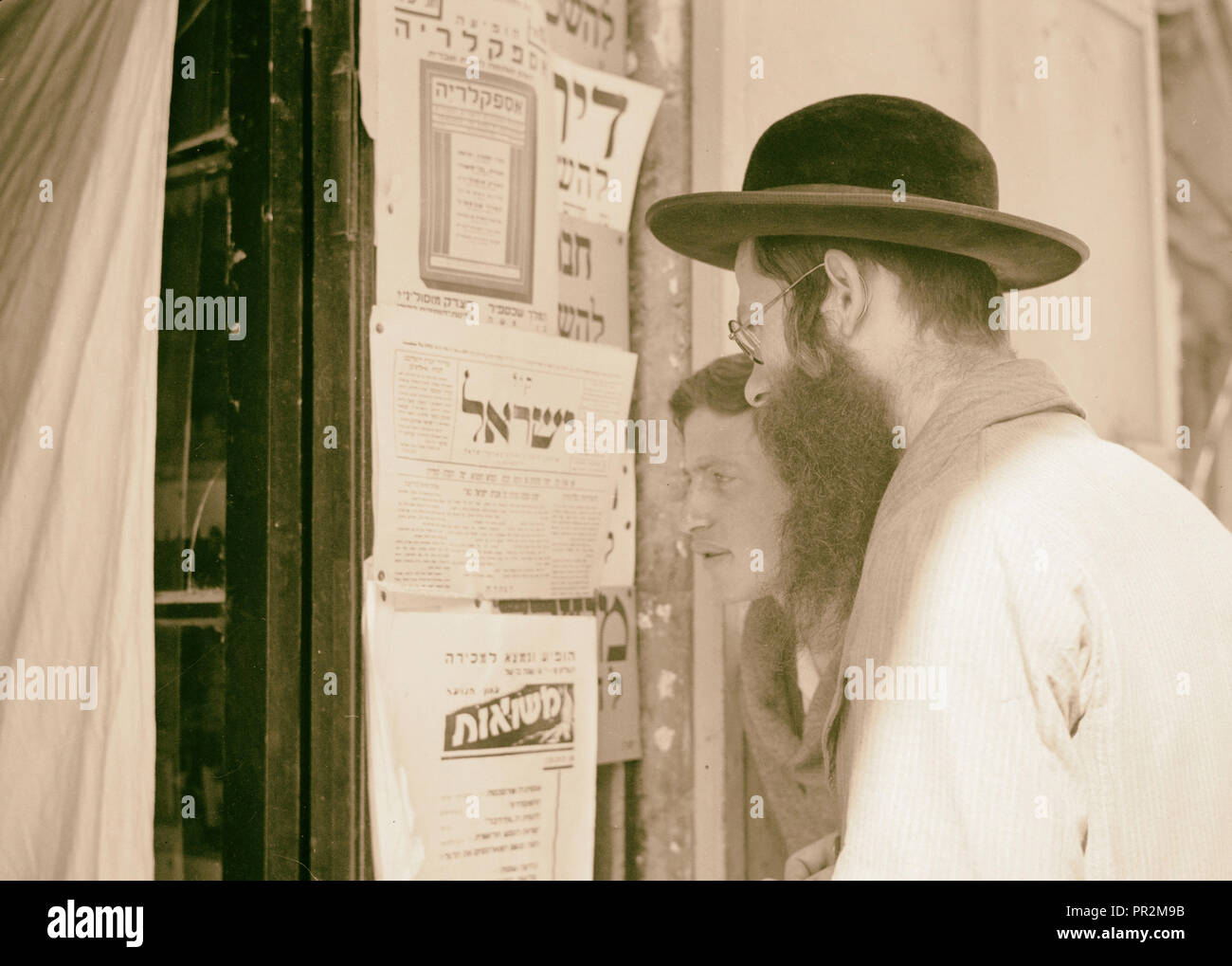 Types de juifs. La lecture de l'Hébreu juif orthodoxe, 1934, avis d'Israël Banque D'Images