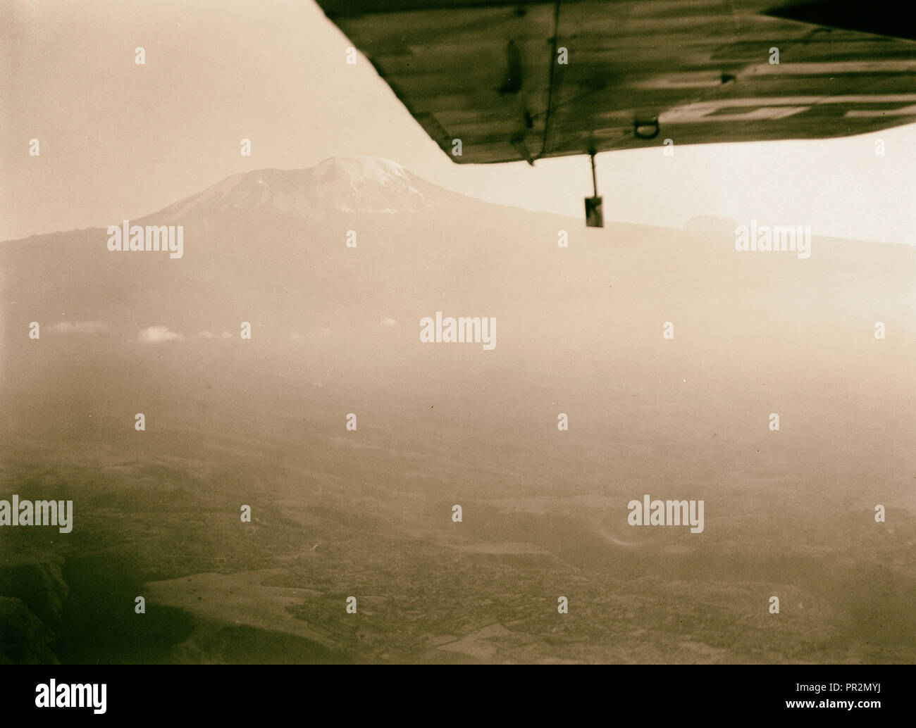 Tanganyika. En route pour Arusha. Vue de l'air. Le Kilimandjaro comme vu d'avion. Voir de plus près. 1936, Tanzanie Banque D'Images