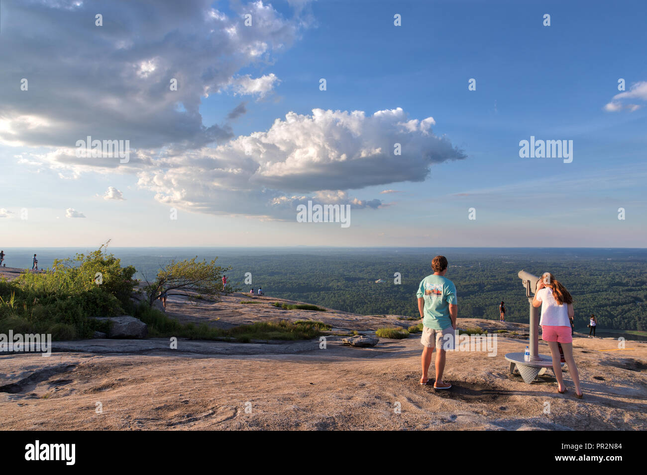 Des personnes regardant les monuments de la verdure du haut de Stone Mountain en Géorgie à l'aide de l'appareil de visualisation Banque D'Images