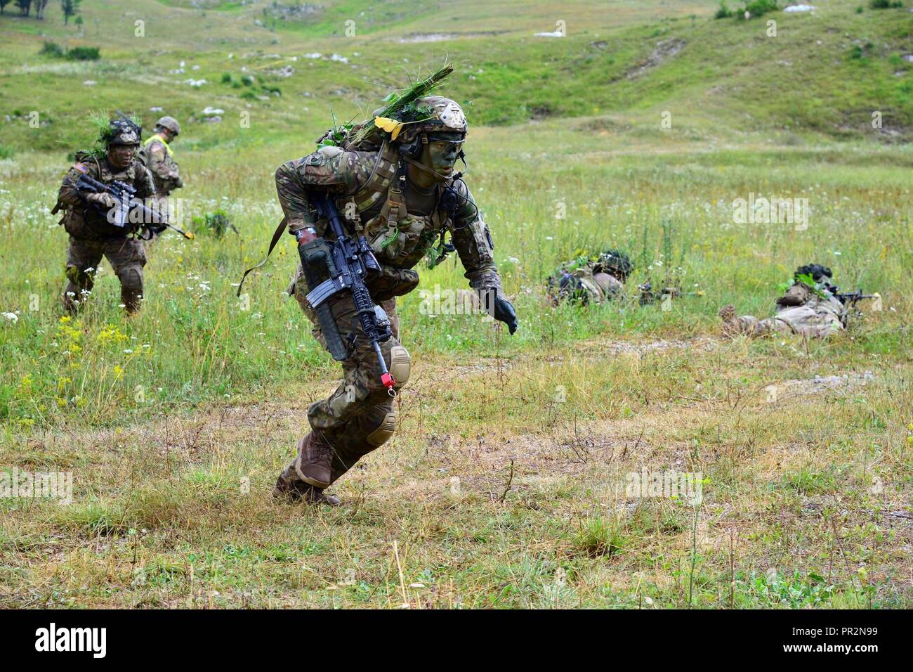 Les parachutistes de l'Armée américaine affecté au 2e Bataillon, 503e Régiment d'infanterie, 173e Brigade aéroportée, déplacer vers un objectif au cours d'un exercice de tir à blanc dans le cadre de l'exercice Rock Knight à Postonja Pocek en gamme, la Slovénie, le 24 juillet 2017. L'exercice Rock Knight est un exercice d'entraînement bilatéral entre l'armée américaine 173e Brigade aéroportée et les forces armées slovènes, portait sur des petites unités tactiques et faire fond sur les enseignements tirés, en forgeant des liens et améliorer la réceptivité entre les forces alliées. La 173e Brigade aéroportée de l'armée américaine est la force de réaction d'urgence en Europe, offrant Banque D'Images