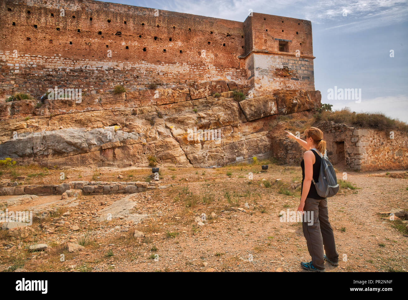 Caucasian woman pointing at les ruines d'un ancien château de Sagunto, Espagne Banque D'Images