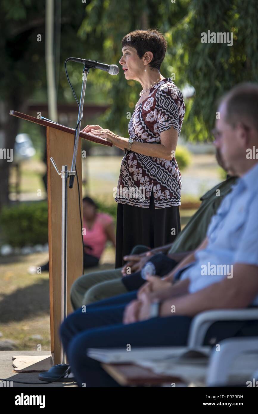 L'ambassadrice américaine Judith Cefkin aborde une foule qui se sont réunis pour la cérémonie de clôture de l'Ange du Pacifique (PACANGEL Tagitagi) 17-3 à l'école maternelle et à Sangam Tavua, Fidji, le 24 juillet 2017. Cefkin a remercié l'entreprise multilatérale de la Force totale de l'équipe pour le travail acharné et son dévouement envers les habitants de Fidji et de la paix et la prospérité dans toute la région du Pacifique-Indo-Asia. PACANGEL 17-3 construit des partenariats entre les États-Unis, les Fidji, et cinq nations dont l'Australie, de Vanuatu, l'Indonésie, les Philippines et la France en procédant à l'aide humanitaire multilatérale et les milit Banque D'Images