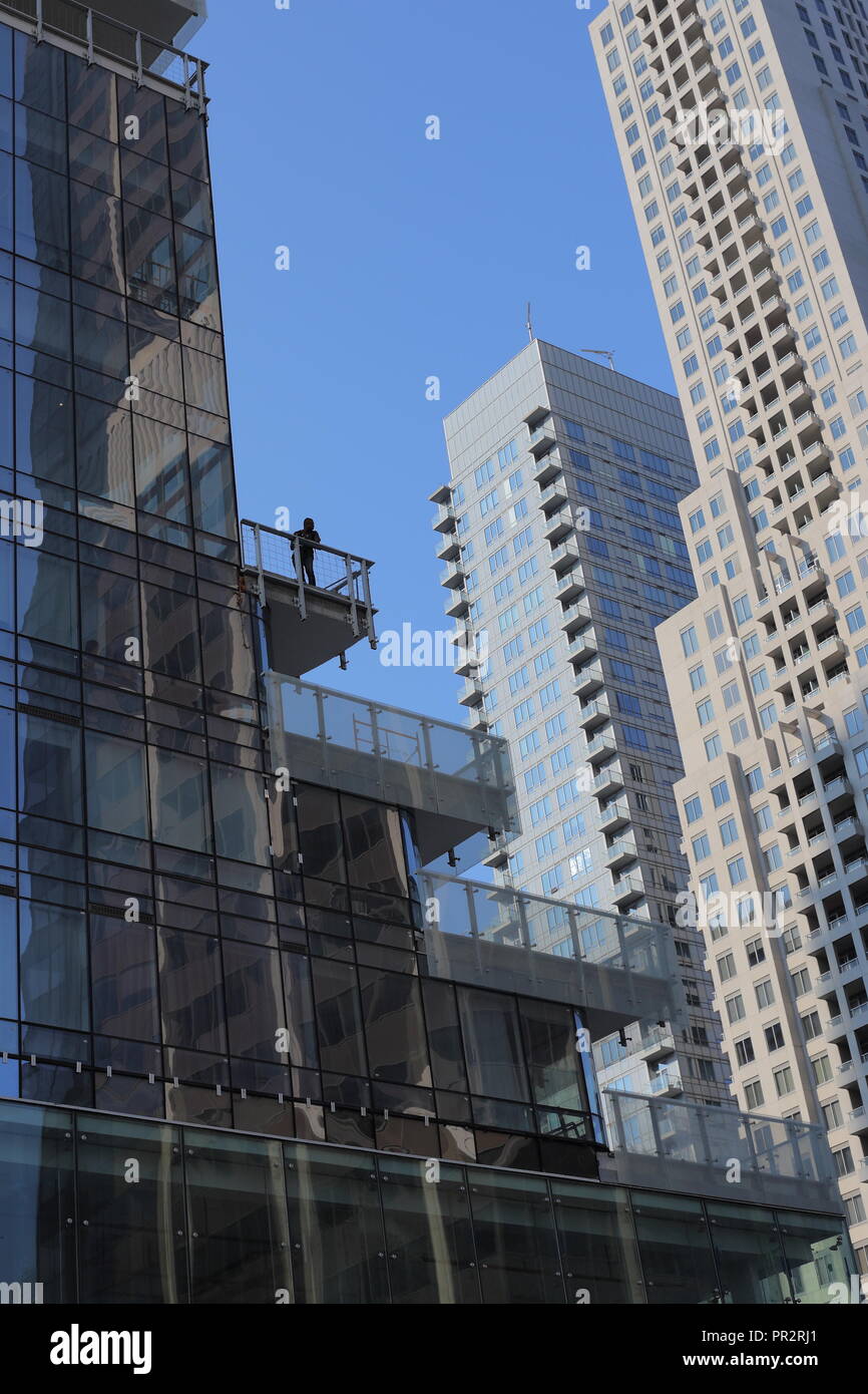 Homme solitaire vu de l'immeuble sur la rue Yonge et Bloor, à Toronto, CA. Banque D'Images