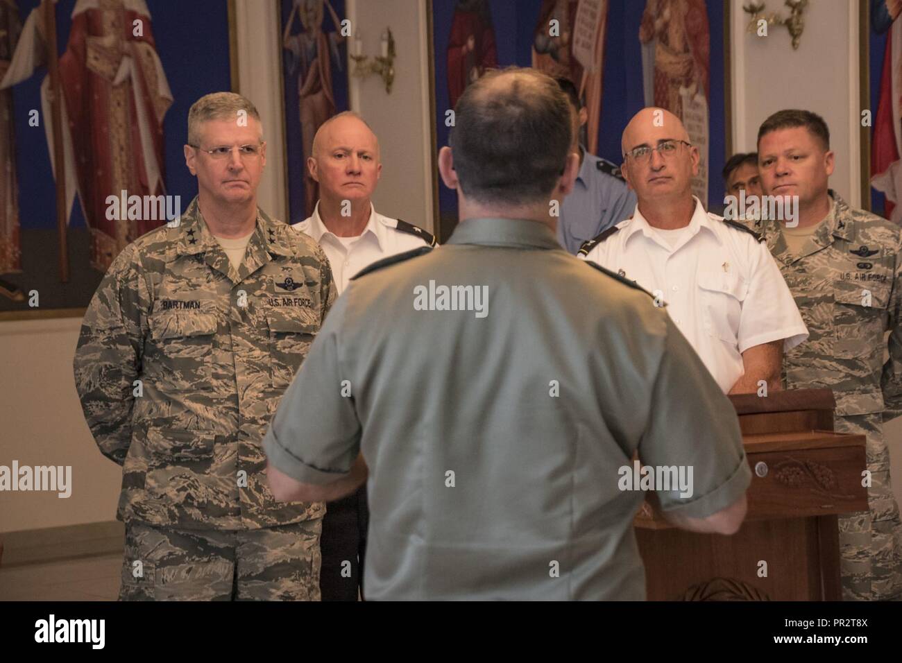 Le brig. Le général Kenneth E. Brandt, chef de l'armée, de l'aumônier de la Garde nationale, et le colonel Andrew Aquino, Ohio State, aumônier de la Garde nationale rejoindre U.S. Air Force, le général Mark E. Bartman, adjudant général de l'Ohio, et la délégation de la Garde nationale de l'Ohio comme ils vont à l'équipe de formation de l'aumônerie des Forces armées serbes avec le Colonel Saša Milutinović, chef de la division de la religion, à Belgrade, en Serbie, le 6 septembre 2018. 2018 CAPSTONE est le point culminant de l'exercice annuel d'événements du pour mettre en surbrillance le partenariat ONG-serbe, en mettant l'accent sur le commandement de la garnison, l'aumônier, la planification médicale et distingué chef des réunions entre les principaux Banque D'Images