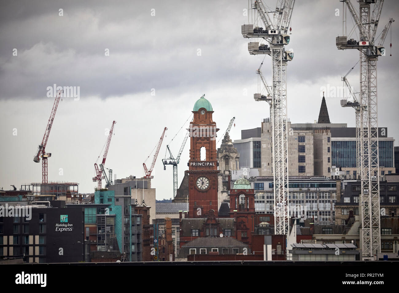 De nombreuses grues à tour sur l'horizon du centre-ville de Manchester avec tour de l'horloge de l'hôtel Principal Banque D'Images