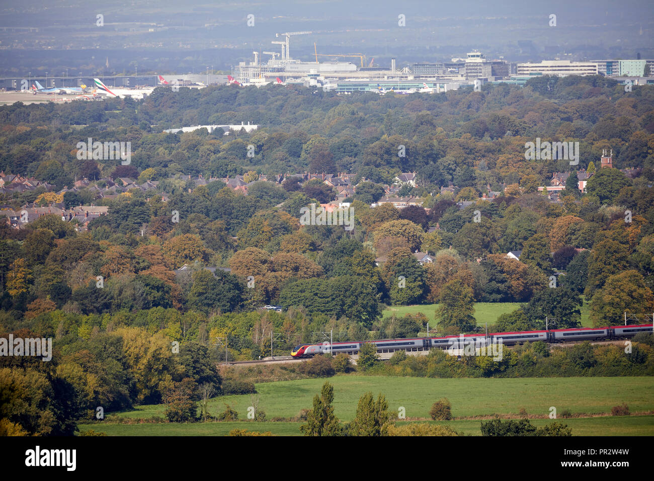 Wilmslow, Cheshire, vue depuis le bord à l'autre côté de la plaine en direction de l'aéroport de Manchester en tant que classe 390 croisements Pendolino Virgin Banque D'Images