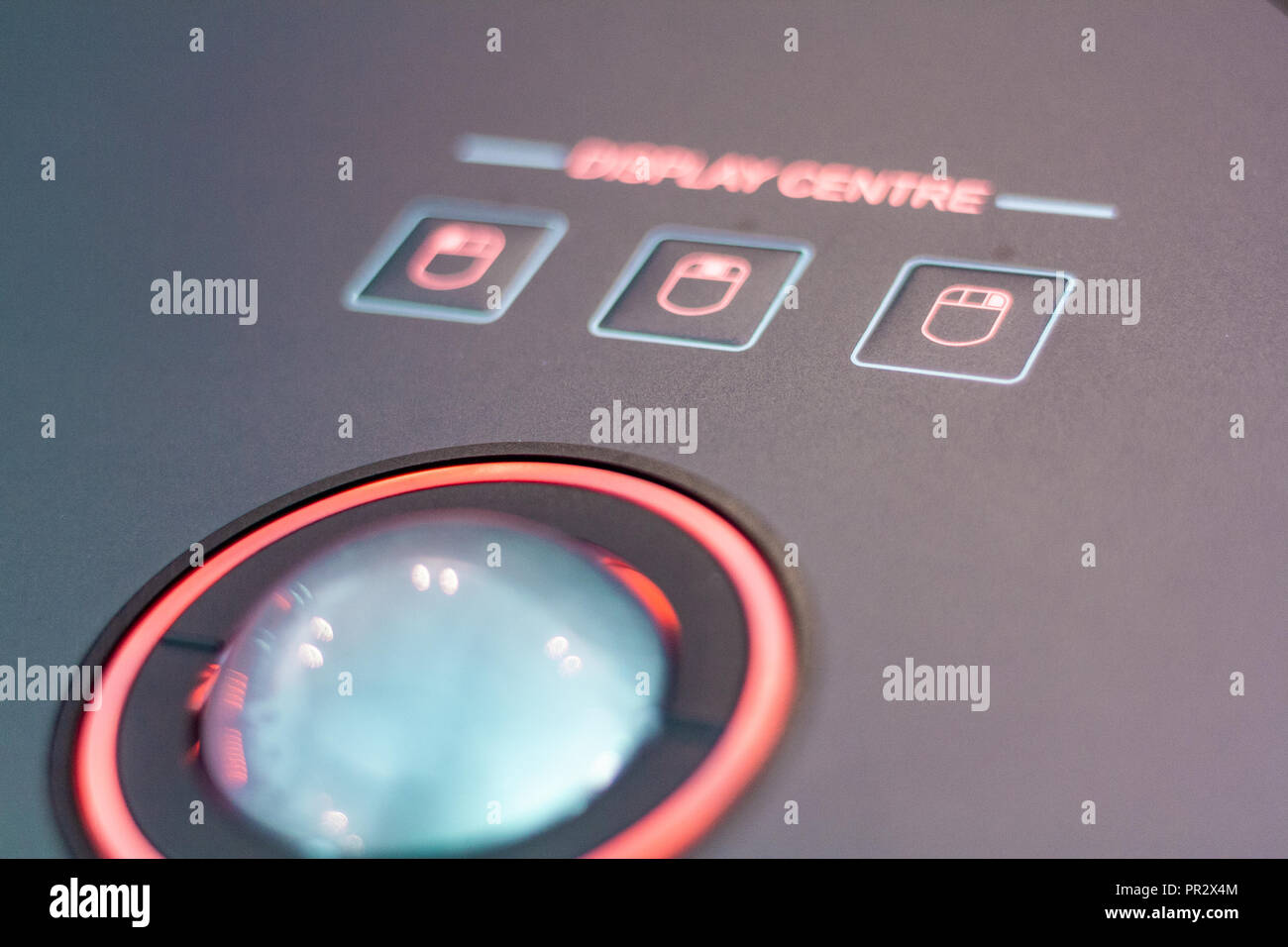 L'avenir de l'air, de la terre, la mer et la navigation. Des hologrammes, des cartes marines, des sonars et des instruments de suivi pour tout type de croisière. Panneau de contrôle futuriste, un Banque D'Images