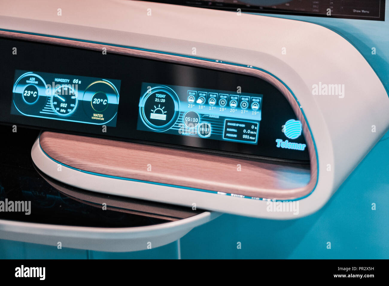 Bois et led interface design. Panneau de contrôle et un tableau de bord futuriste, détails d'un nouveau concept pour location et la navigation maritime. Les systèmes GPS. Banque D'Images