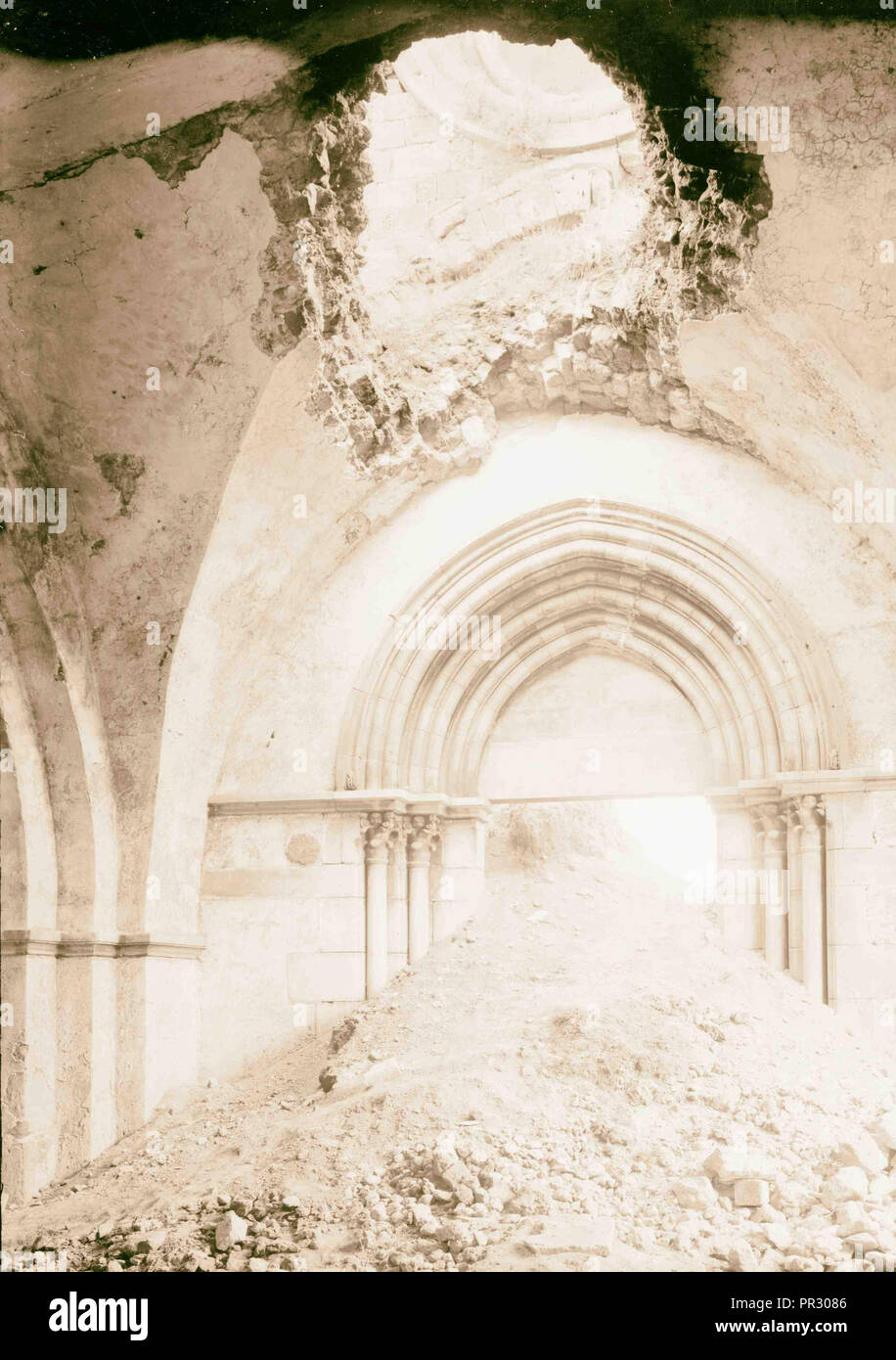 Décombres en face de la porte dans le bâtiment avec le trou dans le toit. 1898, au Moyen-Orient, Israël et/ou Palestine Banque D'Images
