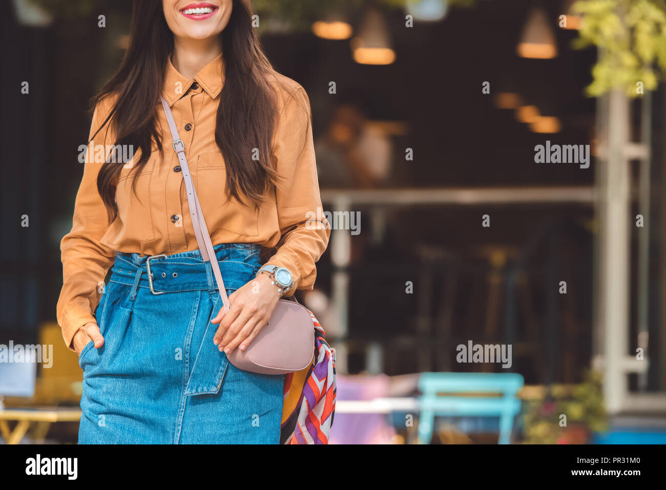 Vue partielle de la mode jeune femme avec sac à main élégant à urban street Banque D'Images