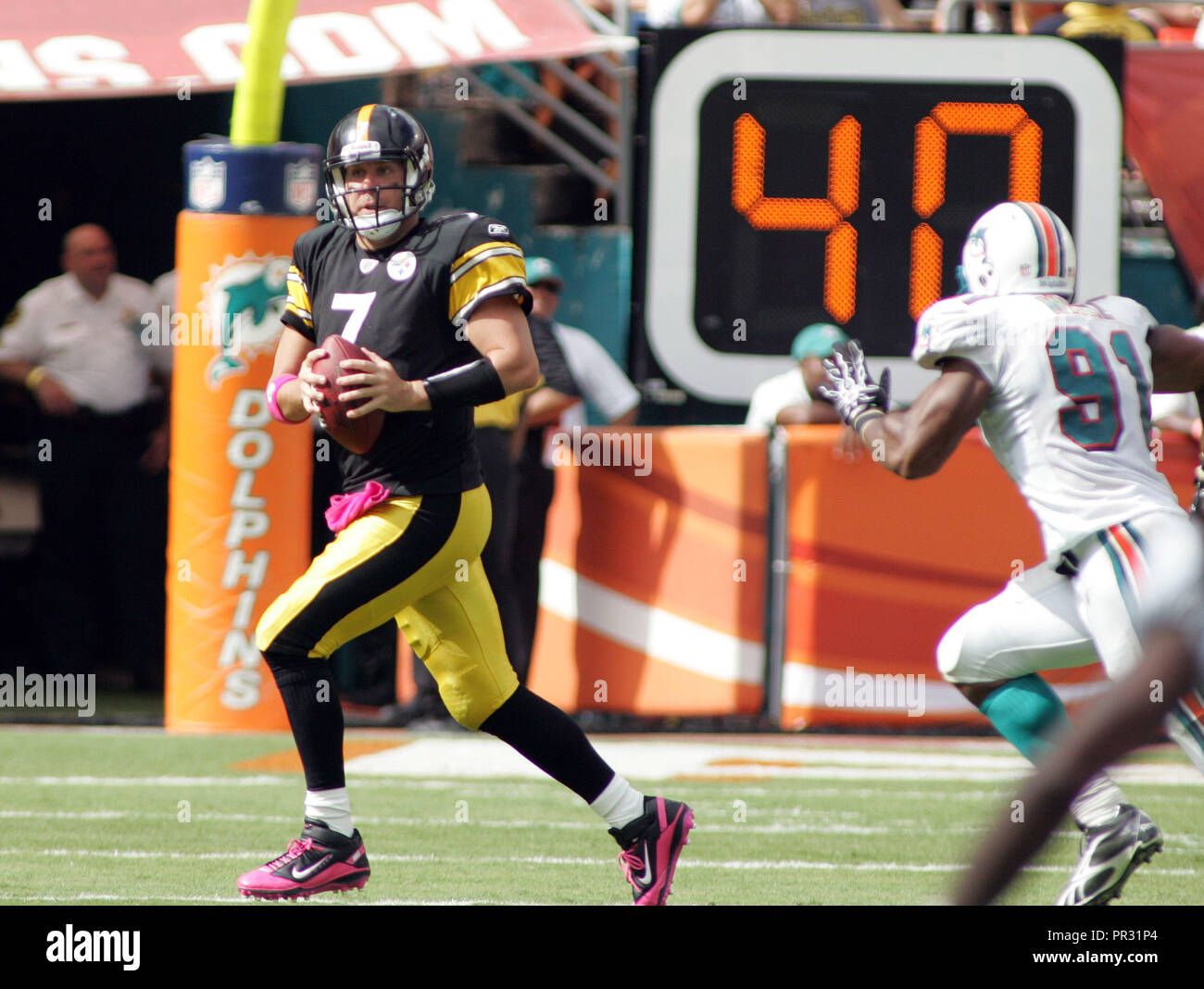 Pittsburgh Steelers quarterback Ben Roethlisberger est chassé de la poche par les Dolphins de Miami Cameron Service (91) dans la seconde moitié l'action au Sun Life Stadium de Miami le 24 octobre 2010. Banque D'Images