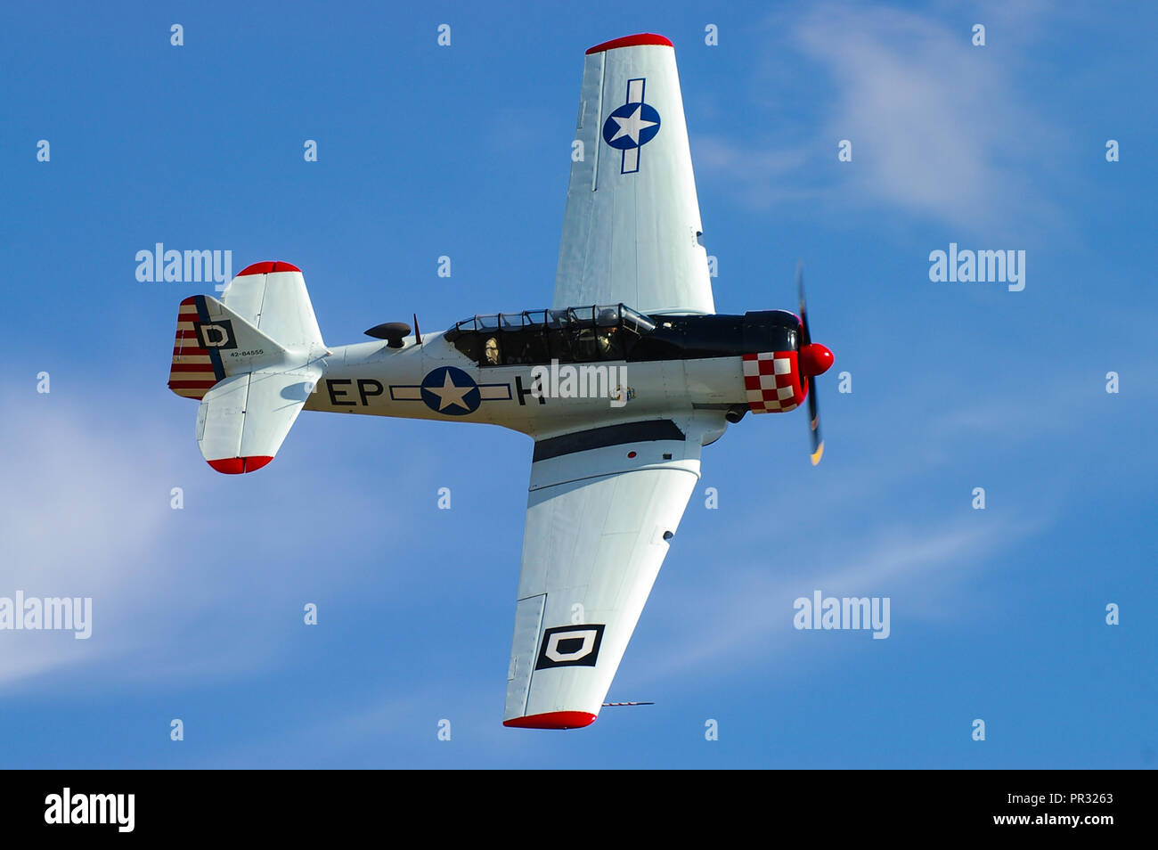 North American T-6 Harvard, Texan, propriété de Maurice Hammond volant dans un ciel bleu lors d'un spectacle aérien Banque D'Images