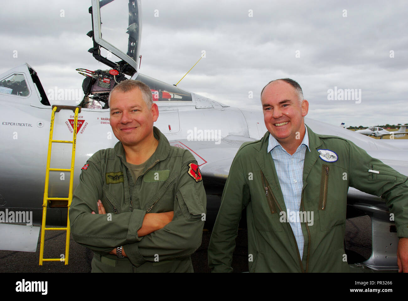 Les pilotes de Vampire Kenneth Aarkvisla et Mark Hooton à North Weald avec de Havilland Vampire norvégien jet vintage classique. Jet Pilot Banque D'Images