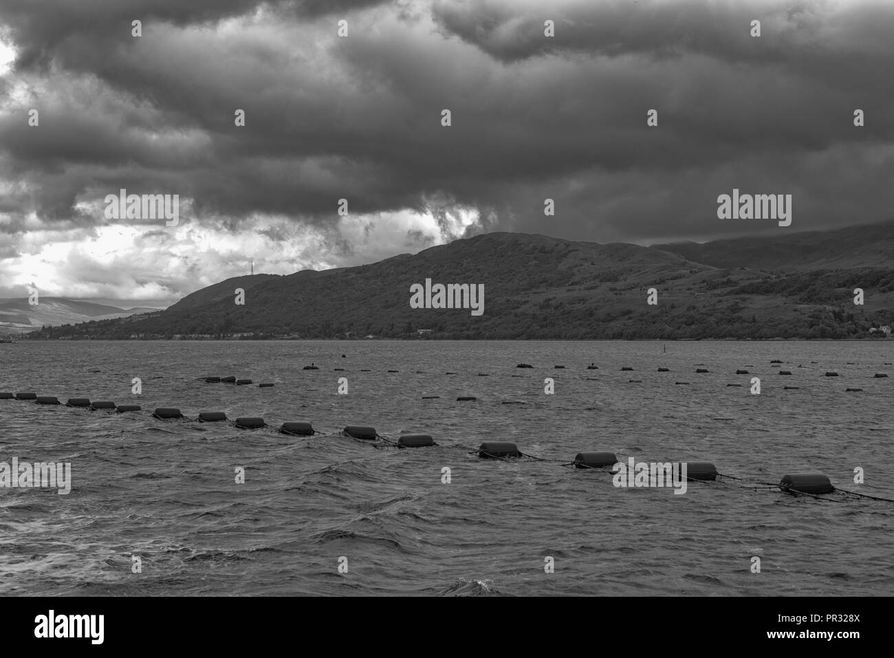 Salmon Farm à Fort William et le Loch Linnhe et les montagnes vues d'eau en Ecosse Banque D'Images