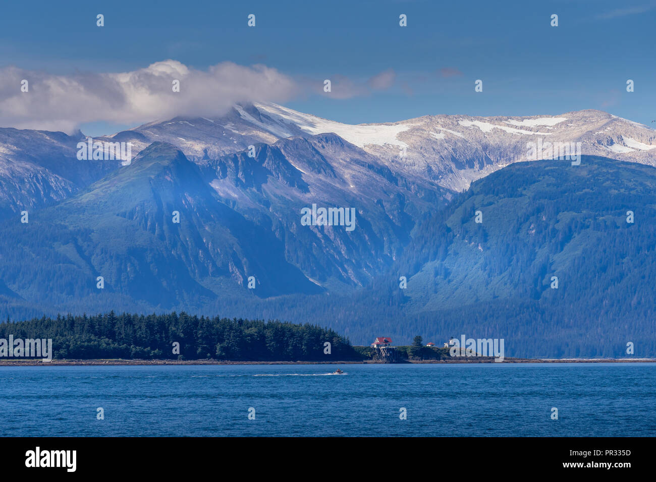 Montagnes qui culminent au-dessus d'un petit phare dans Auke Bay, Alaska Banque D'Images