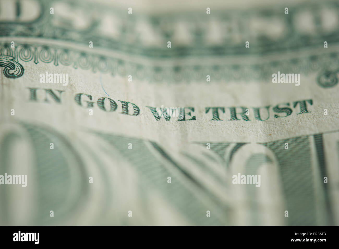 En Dieu nous faisons confiance à peine le billet de dollar vue rapprochée Banque D'Images En Dieu nous faisons confiance à peine le billet de dollar vue rapprochée Banque D'Images