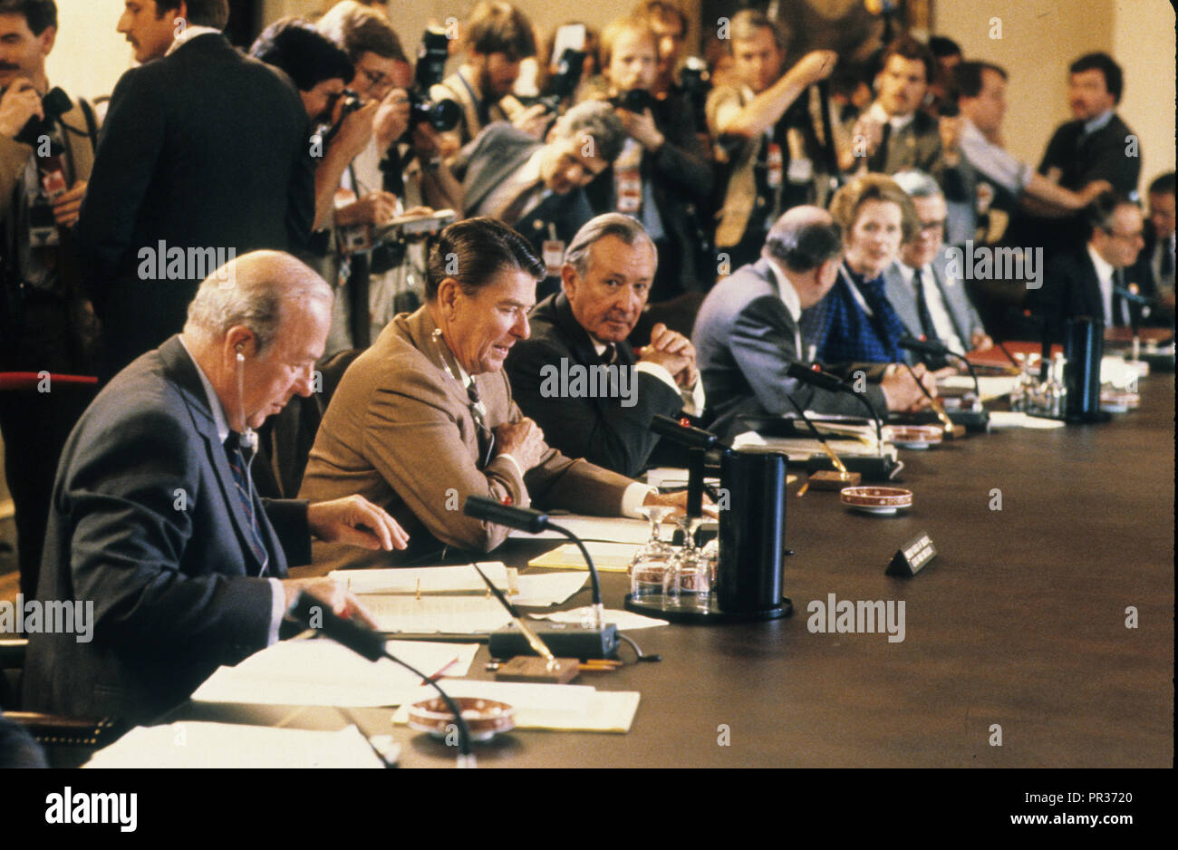 Le secrétaire d'État George Shultz, le président Reagan et Don Regan au Williamsburg G- 7 sommet en mai 1983 Photographie par Dennis Brack bb24 Banque D'Images