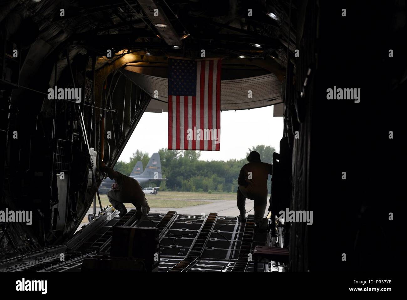 Le s.. Ryan Lane (à gauche) et d'un membre de la 1re classe Haubenreiser Jake, arrimeurs avec le 182e Airlift Wing, New York Air National Guard, gardez un œil sur le terrain que leurs taxis C-130 dans une rampe de serrure à l'espace Papa Air Base, Hongrie, le 22 juillet 2017 lors de l'exercice Réponse rapide 17. Réponse rapide est liée à l'exercice 17, un gardien de Sabre de l'armée américaine dirigée par l'Europe, un exercice multinational qui s'étend à travers la Bulgarie, la Hongrie et la Roumanie, avec plus de 25 000 militaires de 22 pays alliés et les pays partenaires Banque D'Images