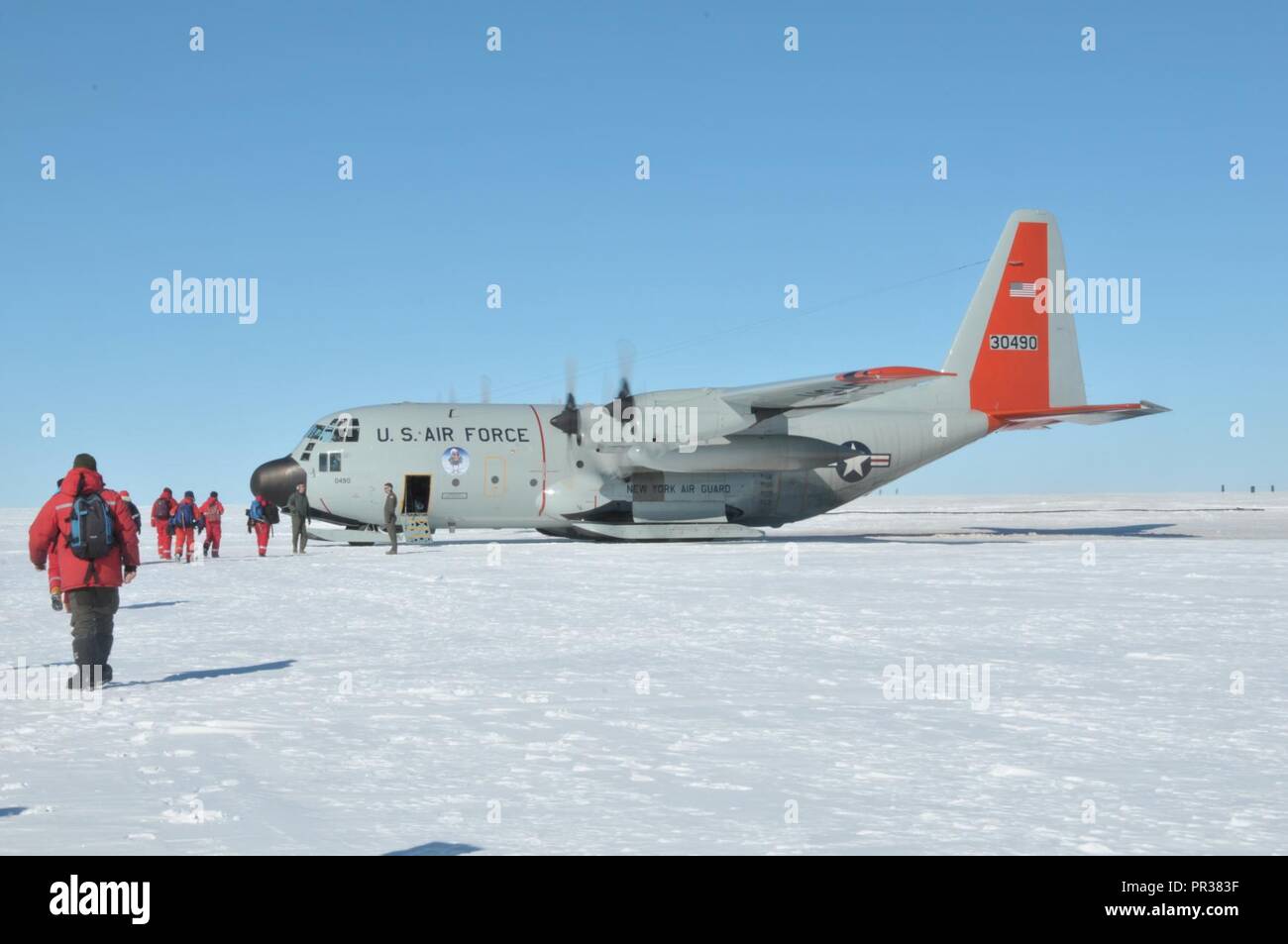 Les scientifiques qui avait été vivant à proximité du cercle arctique au Groenland pendant environ six semaines à bord d'un 109e Airlift Wing LC-130 Skibird à partir de la Garde nationale aérienne de New York dirigé par ce redéploiement à Kangerlussuaq, Groenland, 29 juillet 2017. C'était la 13e mission le 109e Airlift Wing faite à l'Est du Groenland Projet Core (GRIP) cette saison pour transporter des marchandises et des scientifiques. La Garde nationale aérienne des États-Unis Banque D'Images