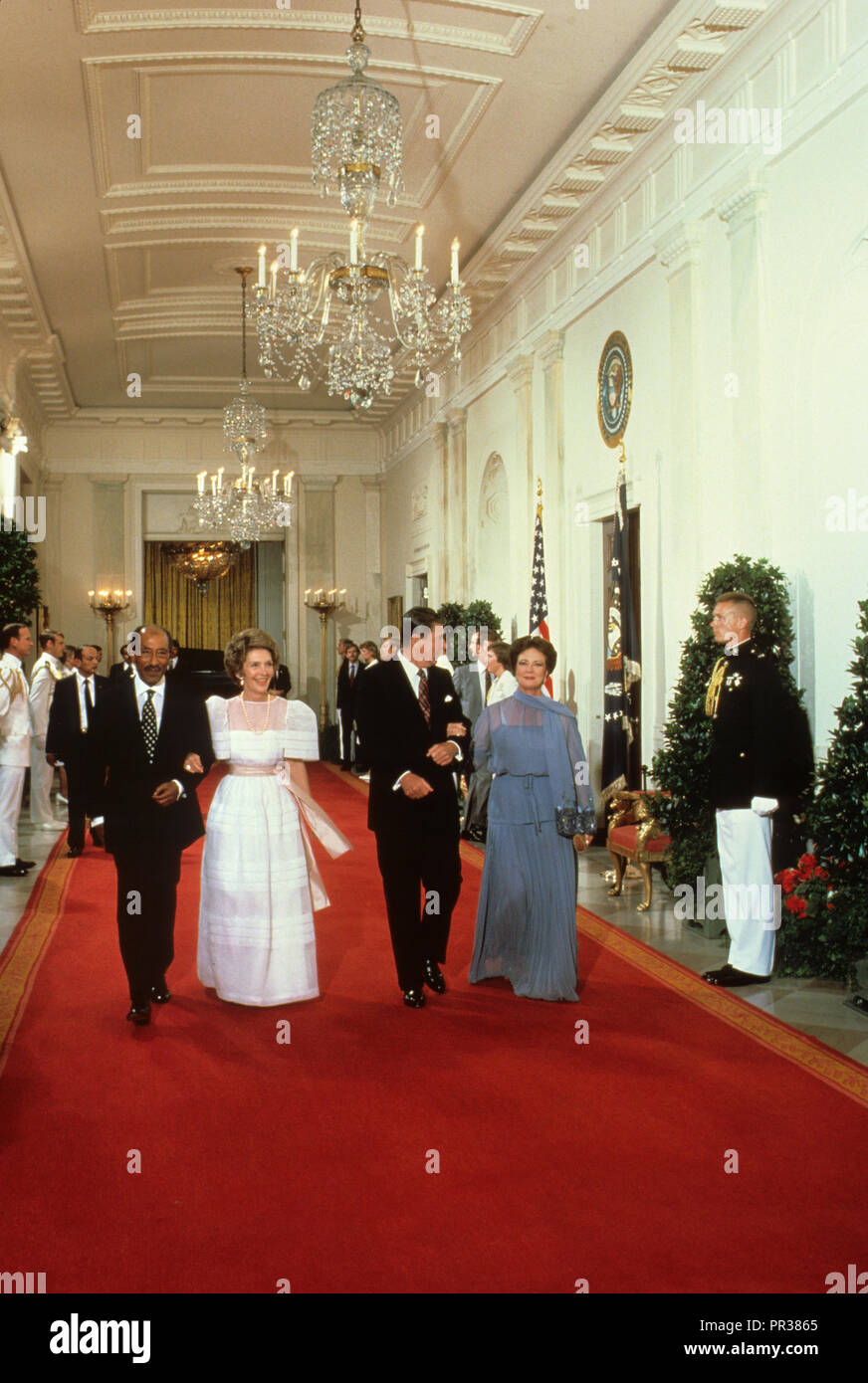 Le président Ronald Reagan et Anwar et Jehan Sadate à pied le long du Grand Hall à la salle à manger d'État à un dîner d'état pour Sadate en août 1981, photo de Dennis Brack bb24 Banque D'Images