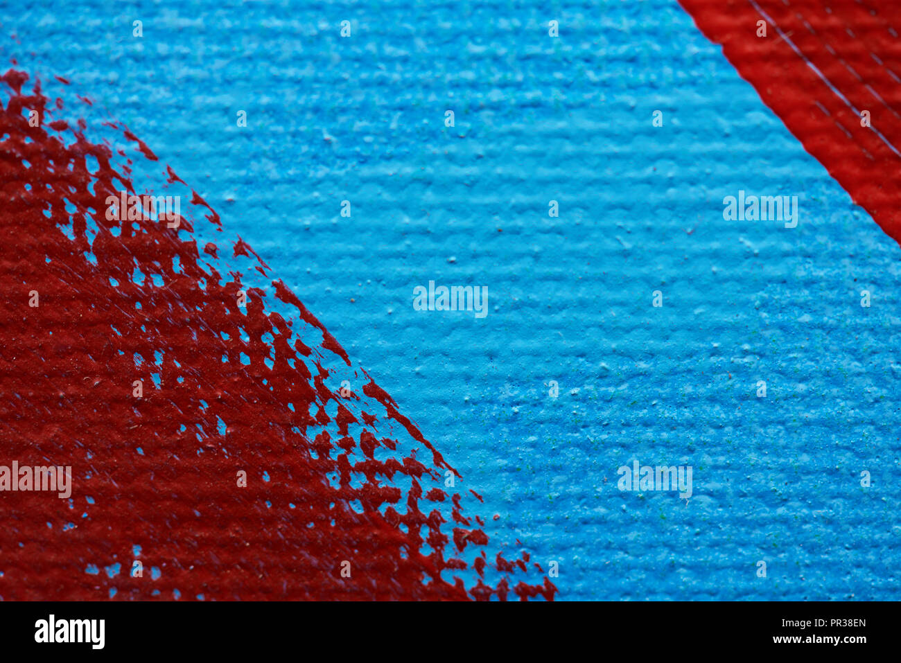 Course rouge sur fond de toile bleue vue rapprochée Banque D'Images