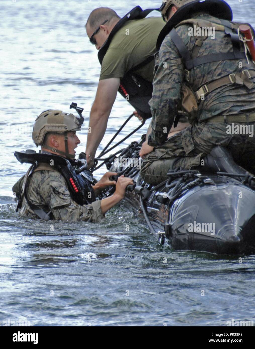 Marines avec E Company, 4e Recon, inflatible à bord d'un bateau militaire, d'extraire d'autres marines de Lake Margrethe lors d'un casting d'hélicoptère au camp d'exercice conjoint de l'ombre (Centre canadien d'entraînement JMTC) lors de l'exercice Northern Strike 2017. 17 Northern Strike est un bureau de la Garde nationale de l'exercice de l'Union environ 5 000 militaires de 13 États et de cinq pays de la coalition au cours des deux premières semaines d'août 2017 à l'ombre et le Camp JMTC Alpena préparation au combat au Centre, tous deux situés dans le nord du Michigan et exploité par la Garde nationale du Michigan. L Banque D'Images