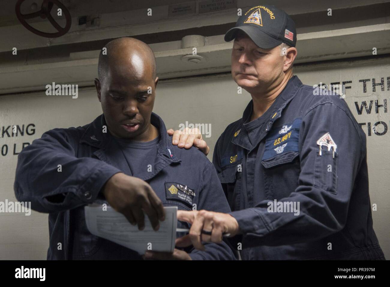 Océan Atlantique (31 juillet 2017) chef technicien d'entretien des coques Mike Smith, de Yuma (Arizona), droite, en train 3ème classe Technicien en électronique, Malcolm Johnson de Jacksonville, en Floride, sur l'éclosion de l'entretien à bord du porte-avions USS Dwight D. Eisenhower (CVN 69)(IKE). Ike est en cours au cours de la phase d'entretien de la flotte (Plan d'intervention optimisés OFRP). Banque D'Images