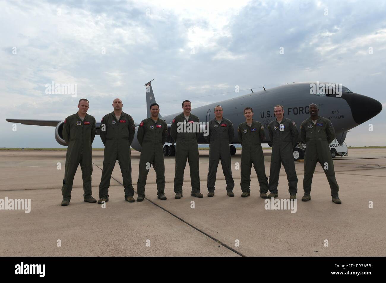 Les membres du 58e Escadron de transport aérien et de ravitaillement en vol 54e Escadron, prendre une photo de groupe avant de partir pour la mobilité de l'exercice 2017, Guardian, 31 juillet 2017, à la base de la Force aérienne Altus, Arkansas. Altus AFB a envoyé deux équipes, présentant les fonctionnalités de base tout en acquérant des connaissances des missions de transmettre aux étudiants de l'école. Banque D'Images