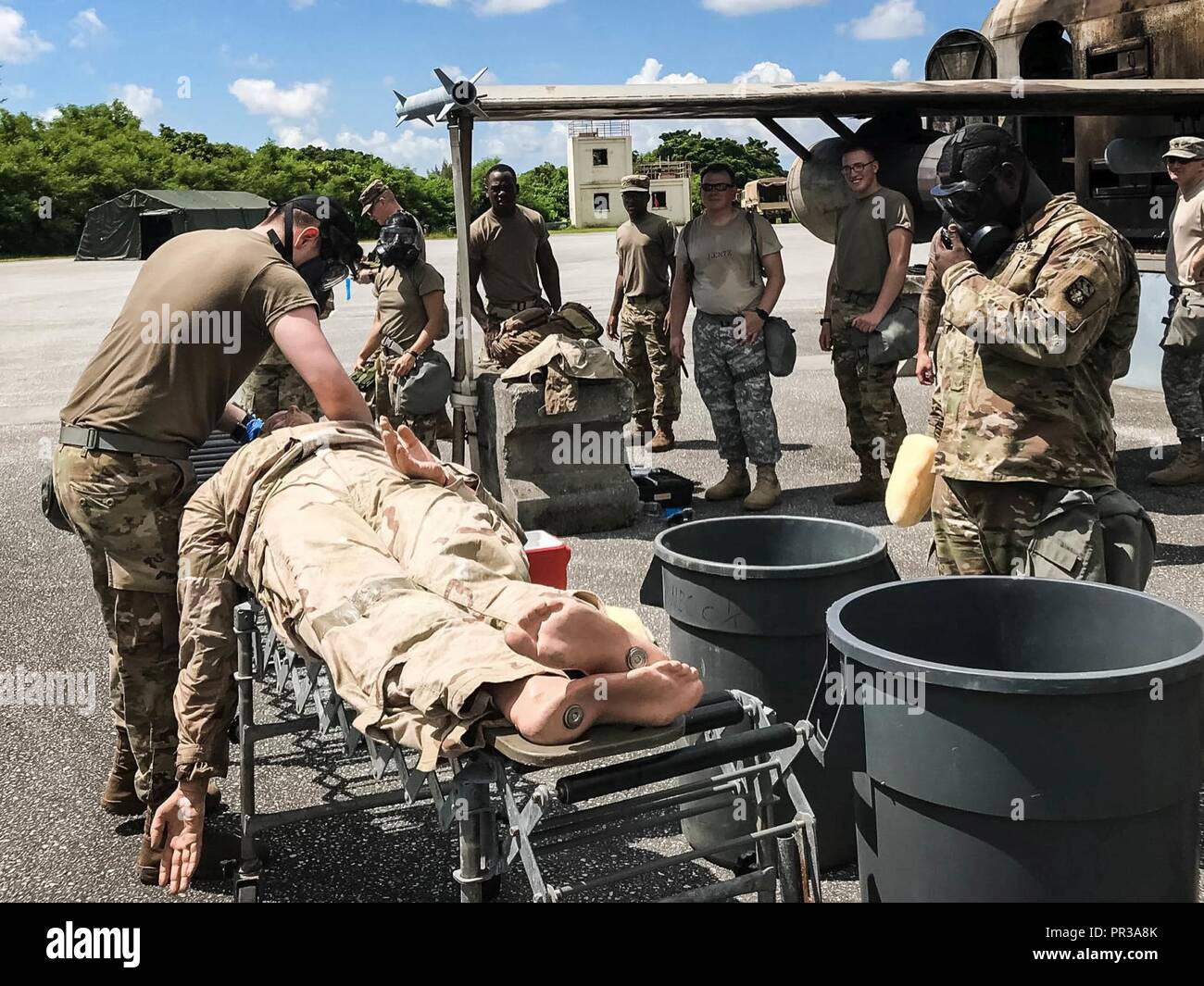 Infirmier de 1er Régiment du 1er Bataillon d'artillerie de défense aérienne, la 94e armée et de la défense antimissile, la commande effectue des techniques de décontamination sur une victime simulée pendant un produit chimique, biologique, radiologique et nucléaire d'entraînement qui ont eu lieu sur Kadena Air Base, Okinawa, Japon, juillet 27. Banque D'Images