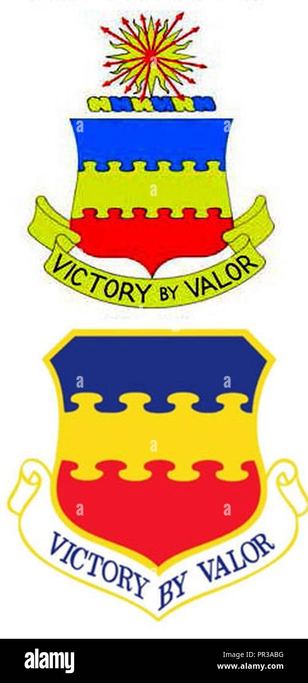 Le 20e Groupe de recherche, le Groupe de chasse et de l'insigne du Groupe Fighter-Bomber 1934-1955, haut, et la 20e Escadre de chasse insignes de 1991 à aujourd'hui. La partie bleue de la crête représente le ciel, le principal théâtre des opérations de la Force aérienne, la partie jaune représente le soleil et l'excellence des membres de la Force aérienne, et la partie rouge représente le courage et la bravoure mettant en relief l'aile, la devise "la victoire par la vaillance," affiché sous les protections. Banque D'Images