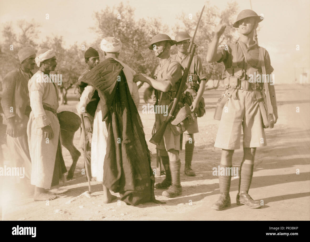 La recherche sur un jour de couvre-feu à Lydde. 1934, Israël, Lod Banque D'Images