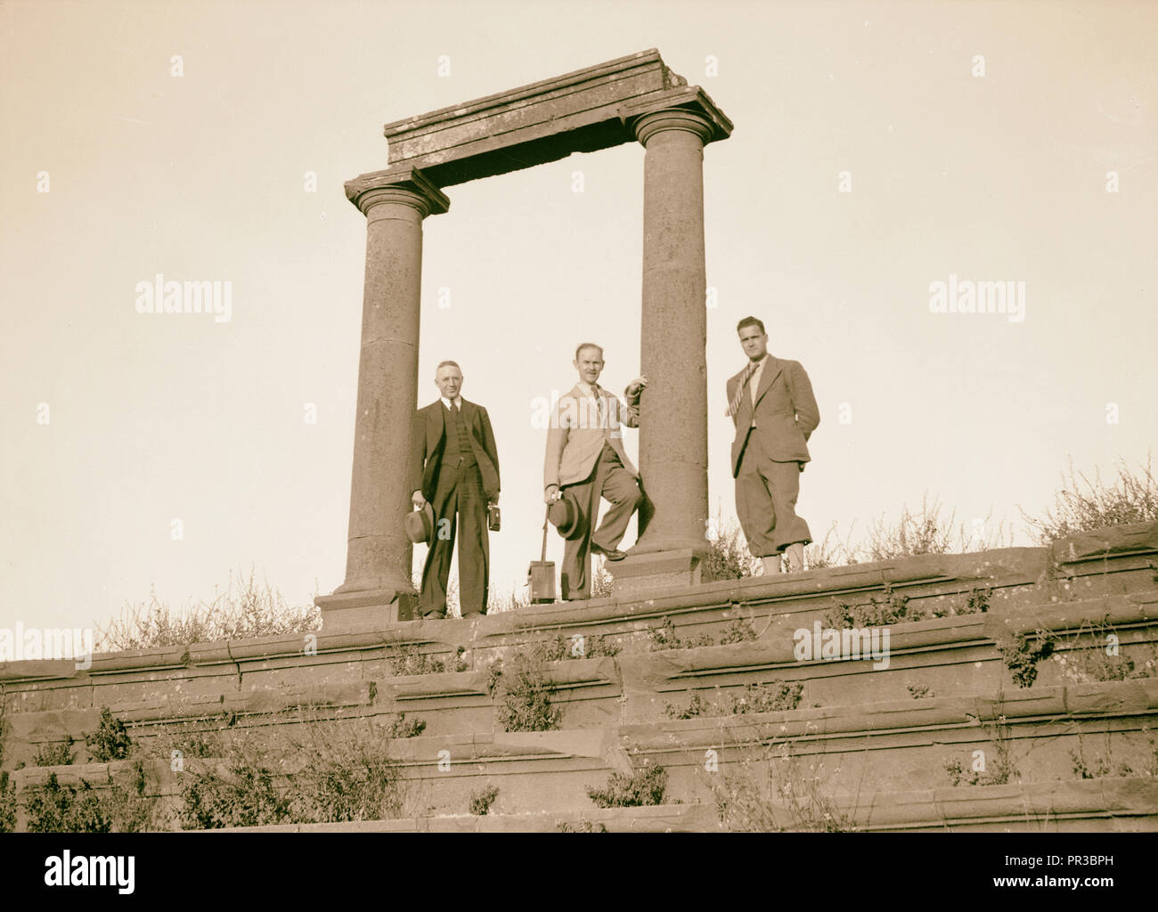 Djebel el-Druzes et Hauran. Bassora Eski Sham. Deux piliers de colonnade avec groupe. Torrence, Grossman, & Terrill. 1938, la Syrie, l'Buṣrá Banque D'Images