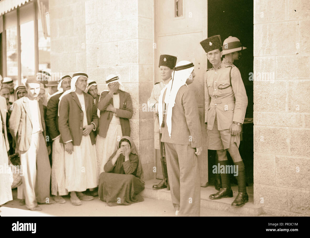 En dehors de la file d'action bénévole de bureaux du gouvernement, en attente d'inscription, le groupe mixte, en majorité arabes. 1934, Israël Banque D'Images