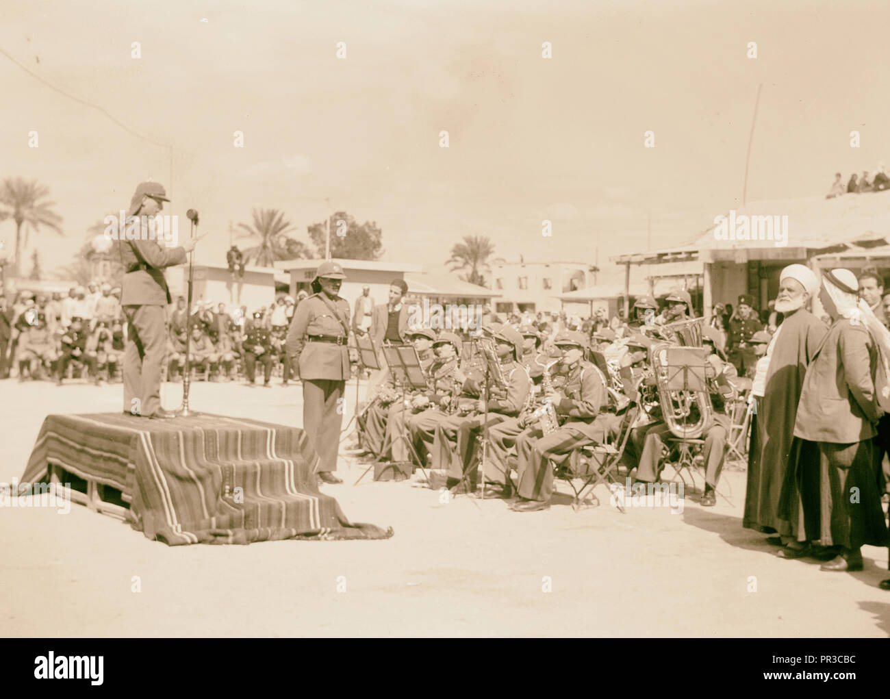 Jéricho Palestine animation par le Service de radiodiffusion. La Légion arabe bande. 1940, Cisjordanie, Jericho Banque D'Images