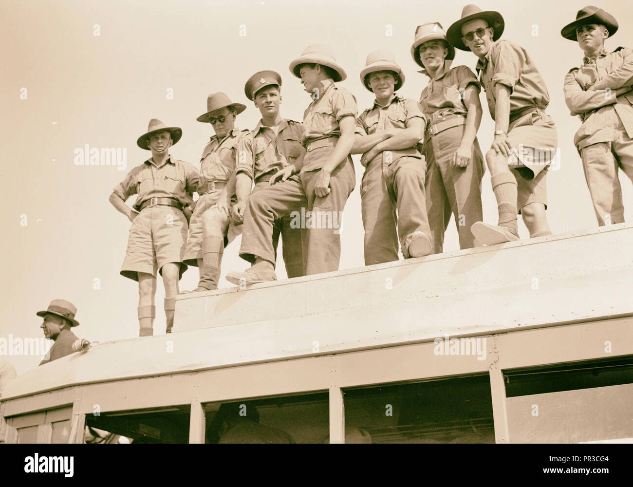 Réunion de courses (horse & Camel). Beer Schéba. Les troupes australiennes sur le dessus de bus [c.-à-d., les bus]. 1940, Israël, Beersheba Banque D'Images