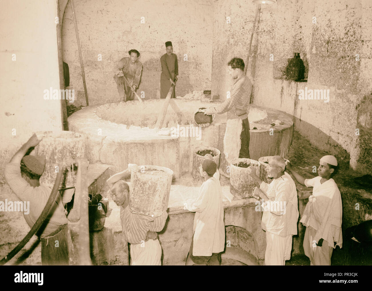 Les usines arabe & améliorations générales à Naplouse, la fabrique de savon.  Le pot d'eau bouillante du savon liquide en cours d'entrepôt. 1940 Photo  Stock - Alamy