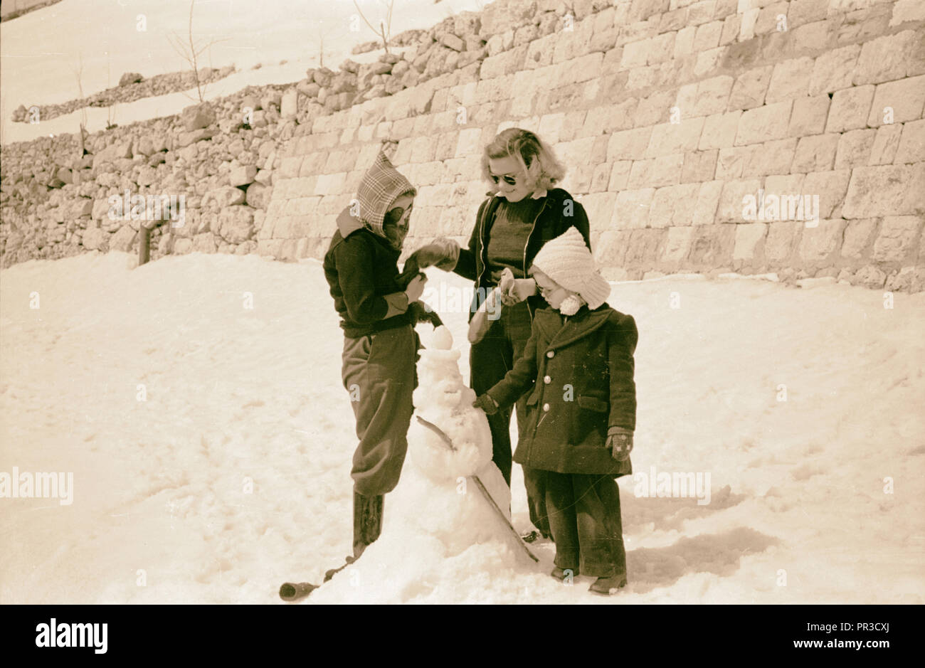 Les cèdres. Partie photographique s'arrête pour un déjeuner de neige froide. Jeunes américains construire un bonhomme de neige en attendant le déjeuner. 1946 Banque D'Images